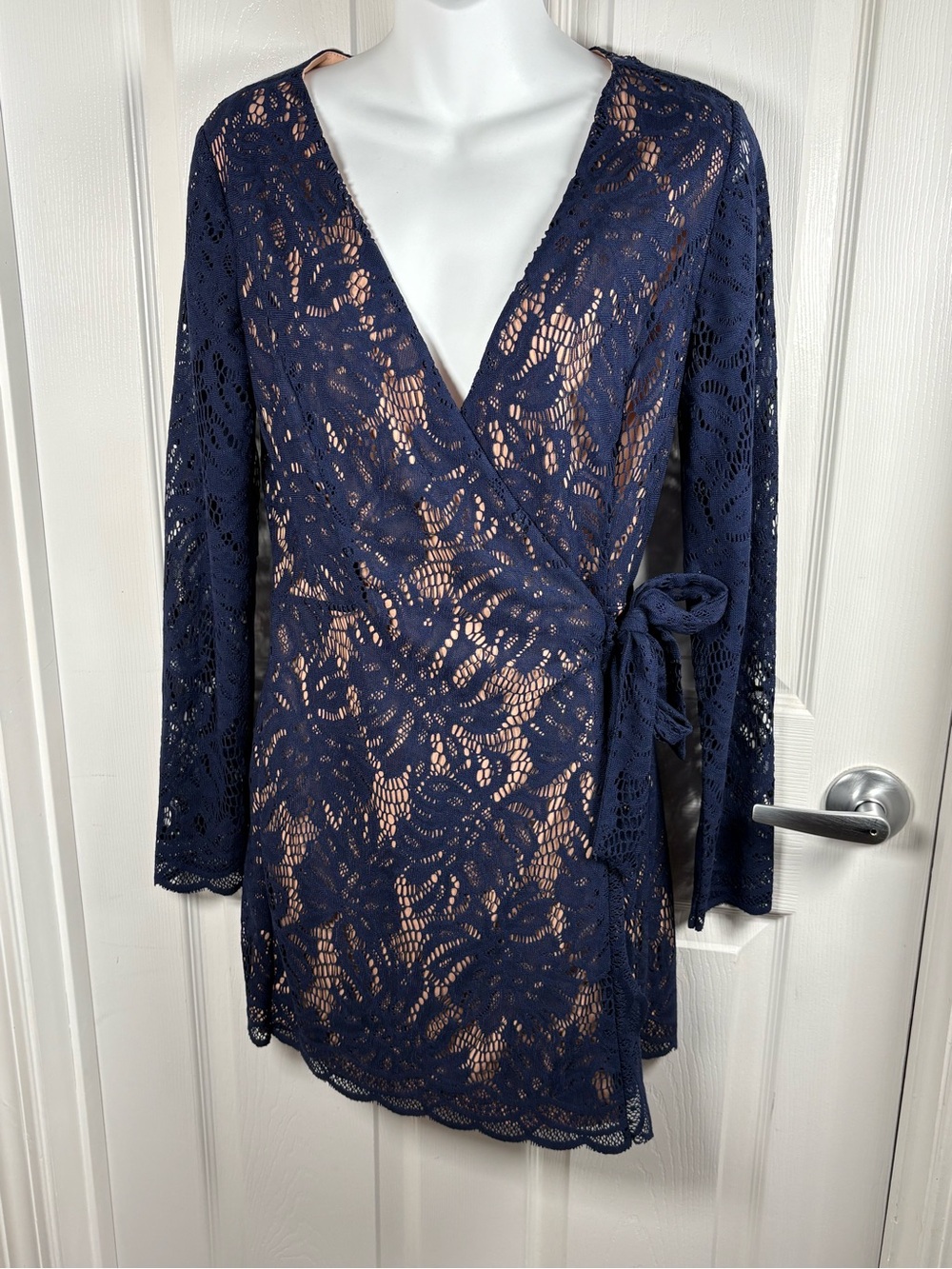 Lilly Pulitzer Romper Medium Tiki
Lace Wrap Navy Beach Resort Cruise - Picture 3 of 11